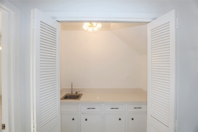 Building Photo - 2210 Shadowbriar Dr