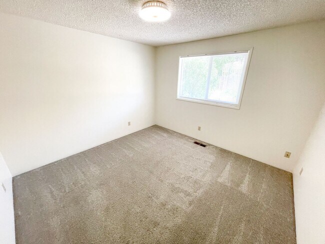 Building Photo - 3 Bedroom, 2 bath Spacious home in Moyina ...
