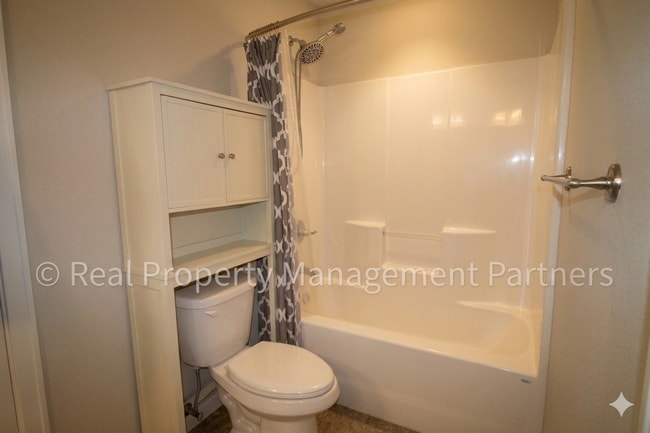 Building Photo - 5-Bedroom Townhome in Hudsonville | Cul-de-Sac, 2-Car Garage, Lawn & Snow Included