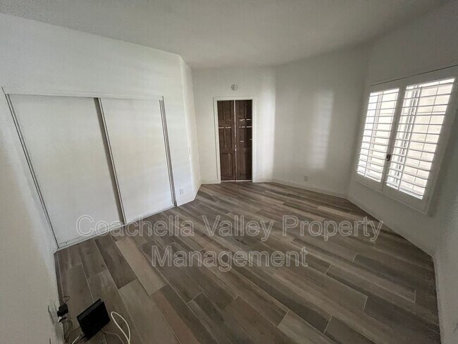 Building Photo - 289 Vista Royale Cir W