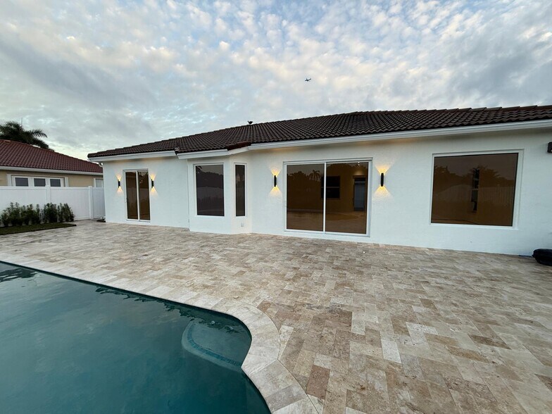 Building Photo - 3244 SW 53rd Ct