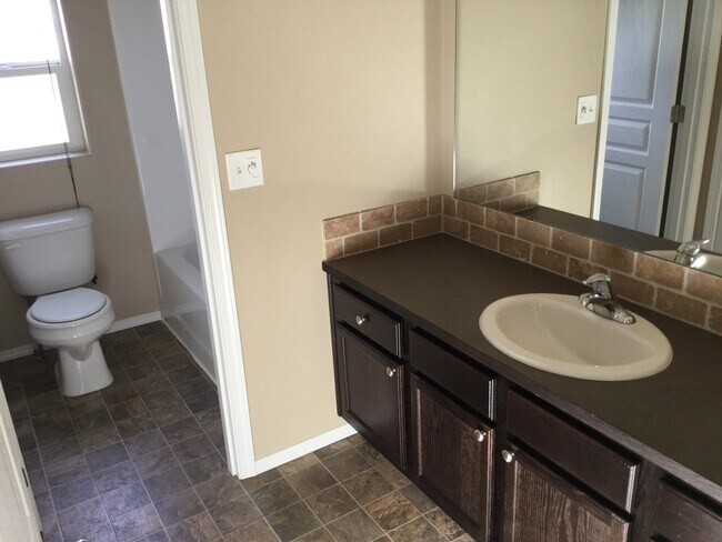 Building Photo - PETS CONSIDERED!! 1743 Sq Ft, 3 Bdrm, 2.5 ...