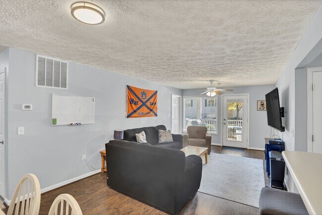 Building Photo - Southern Edge Condo Just Steps from Campus