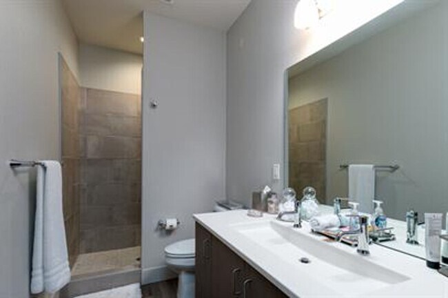 Building Photo - Luxury Townhome in Colbert Hills Golf Course Area!