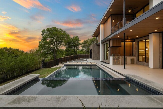 Building Photo - 2401 Oakhaven Cir