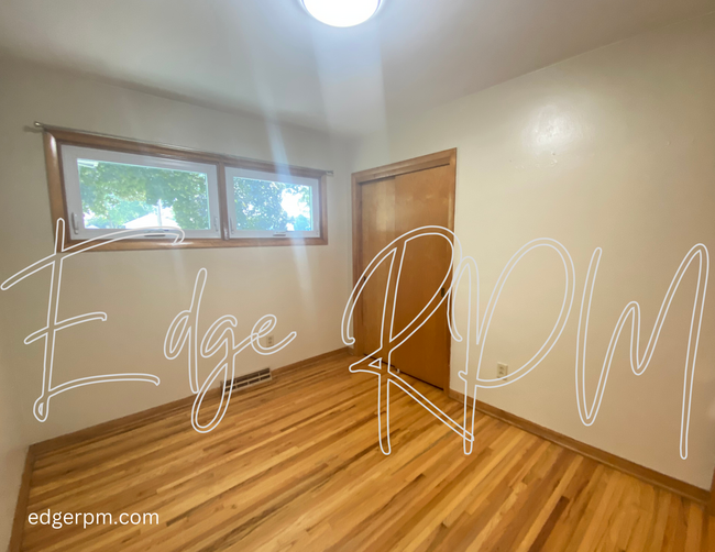 Building Photo - 3 bedroom 1 bath DUPLEX