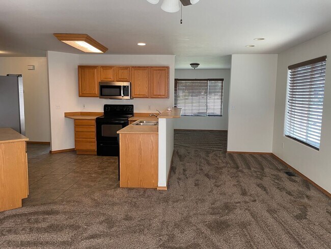 Building Photo - 1703 Fairway Dr NE