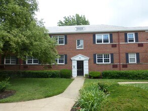 Building Photo - Top Floor 2BR, 1BA Garden Condo Near Ballston Metro