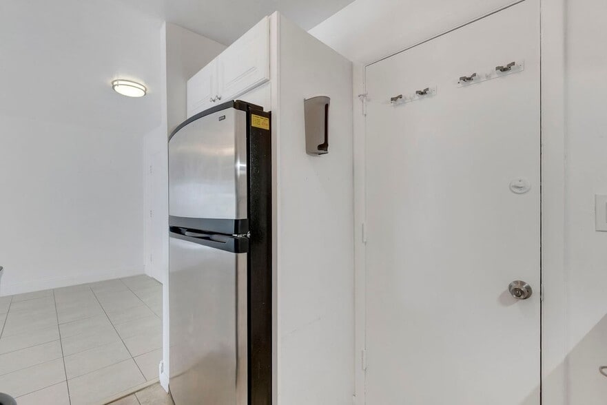 Building Photo - 3040 NE 16th Ave