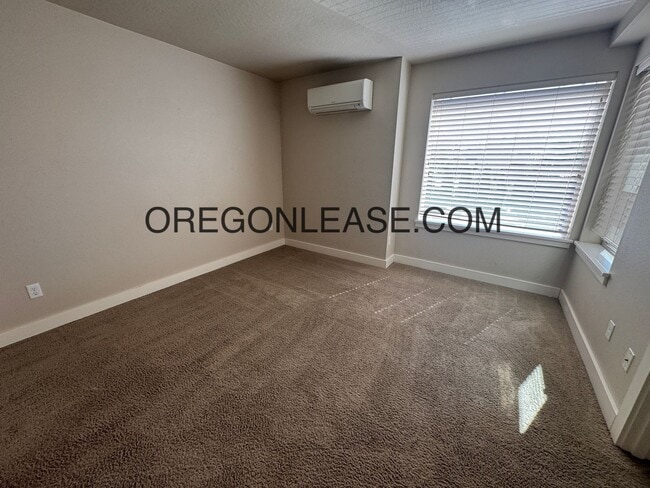 Building Photo - 2 bedroom 2.5 bath townhouse in Cal Young Area
