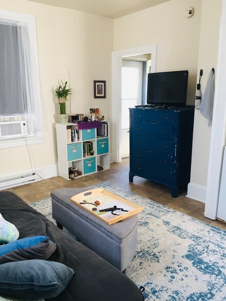 Unit is not occupied; this shows potential living room layout - 502 NW Front St