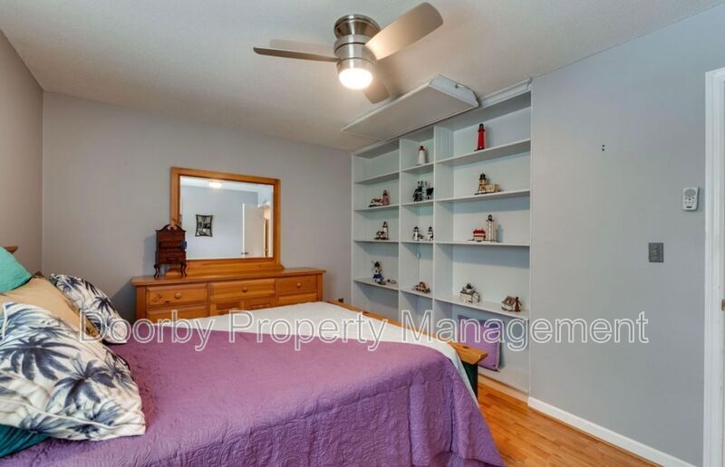 Building Photo - 4557 Ravenwood Dr N