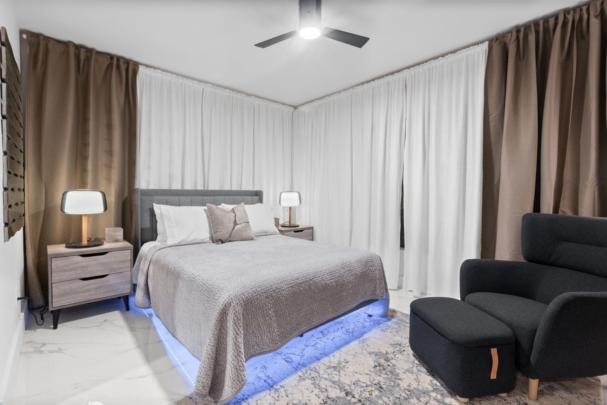 Building Photo - 516 Royal Plaza Dr