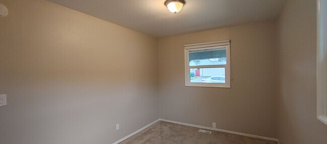 Building Photo - Darling Updated 3 Bedroom Ranch Located a Block from Glenwood City Park and Just a few Blocks fro...