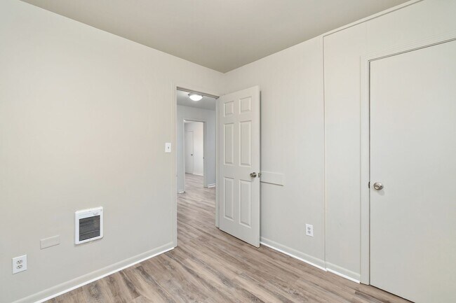 Building Photo - Newly Renovated 5 Bedroom Unit!