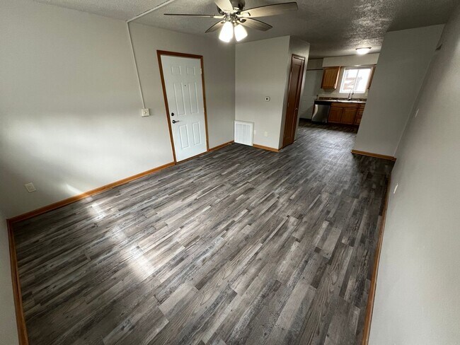 Building Photo - Garden-level 3 bedroom unit close to Sawyer Elementary