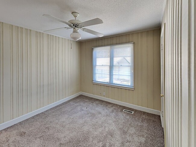 Building Photo - Get $500 OFF RENT!*  Adorable 3 bedroom 1 ...