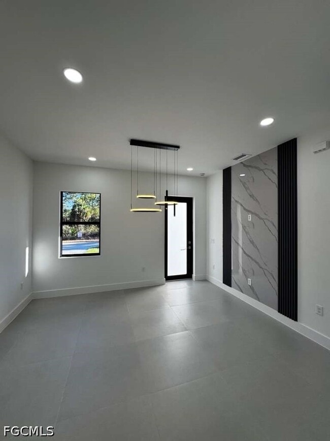 Building Photo - 1037 Barcelona St E