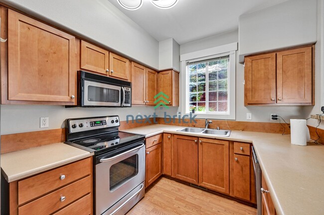 Building Photo - 3 BED & 3.5 BATH FOR RENT