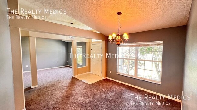 Building Photo - 1553 Ross Dr