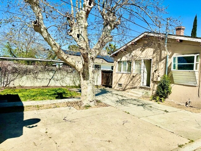 Building Photo - 1257 N Thorne Ave