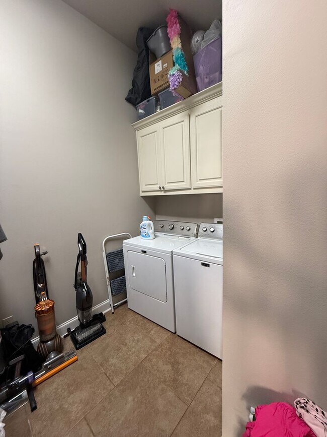 Building Photo - Must See this Beautiful  3/2 Townhome  Available NOW