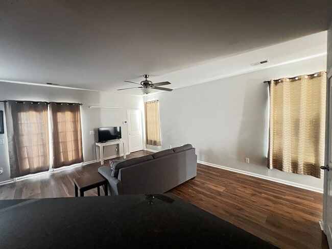 Building Photo - Beautiful 4 Bedroom, 3.5 Bath, Town Home at Tuscany is Available Now!