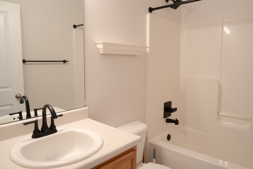 Building Photo - 928 NE Kamies Ln