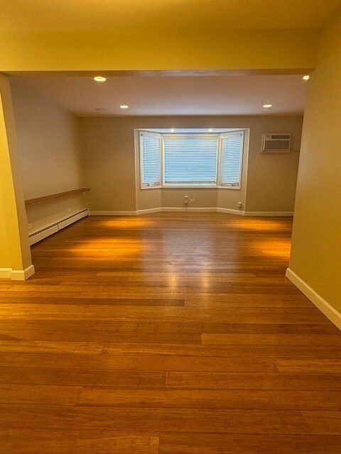 Building Photo - 527 W Eastman St