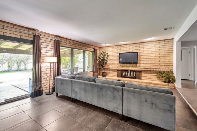 Building Photo - TEMPE GOLF COURSE HOME in SHALIMAR NEIGHBO...