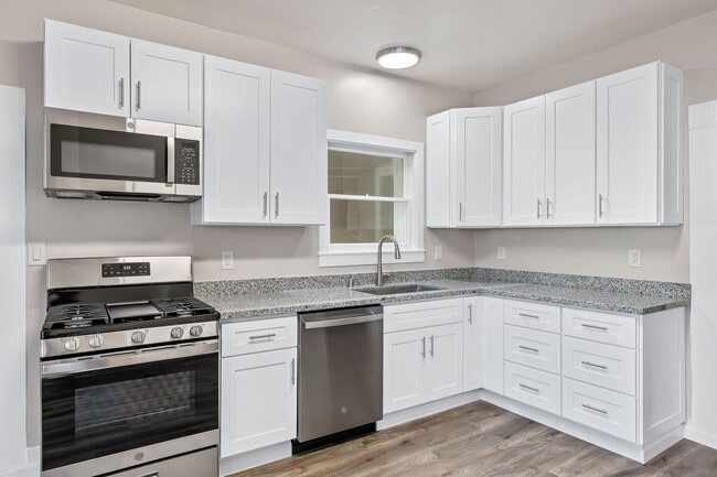 Building Photo - Welcoming 3-Bedroom, 1-Bath Single-Family Home