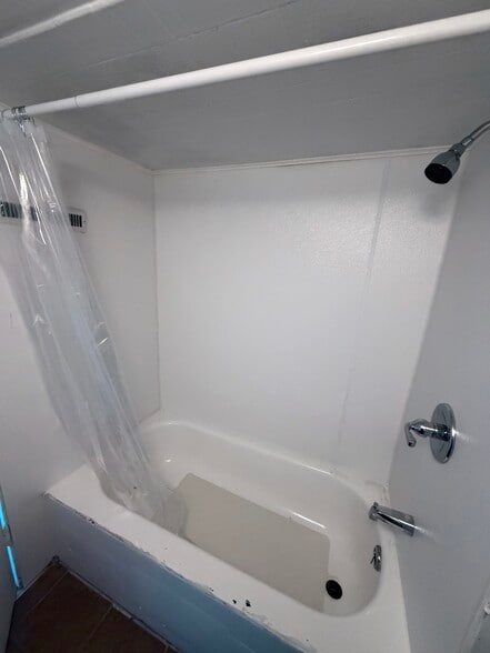 Bathroom - 611 S Hawthorne Ave