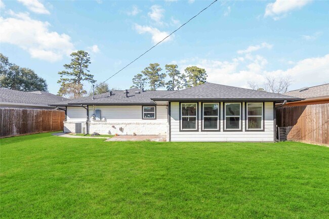 Building Photo - 2011 De Milo Dr