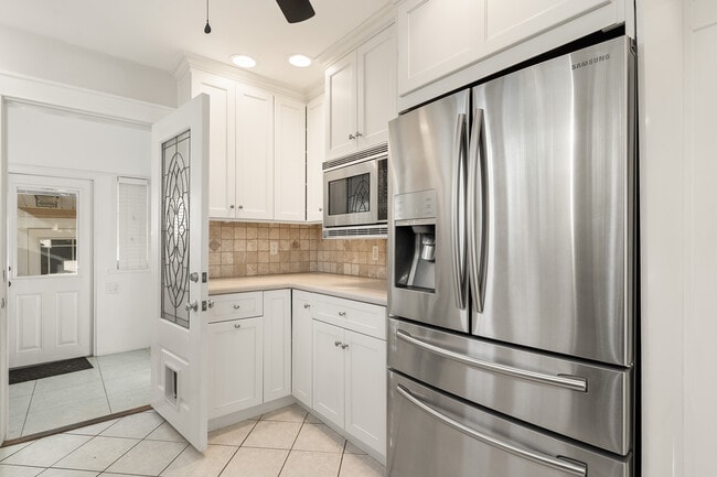 Building Photo - 1234 Beach Dr NE