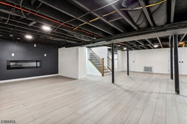 Building Photo - 648 E Broad St