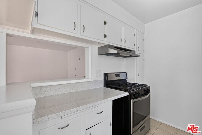 Building Photo - 13553 Moorpark St