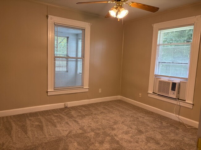 Building Photo - 2 Bedroom, 1 Bathroom House in High Point!