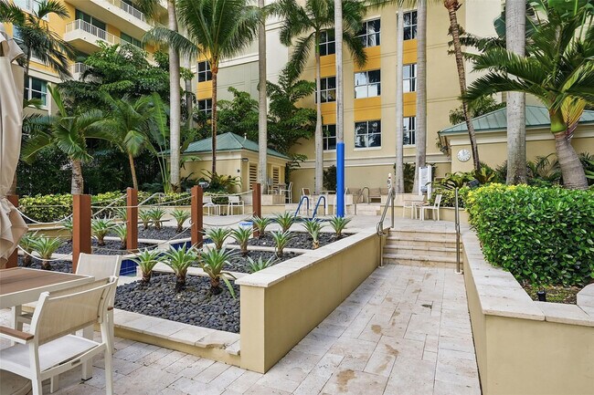 Building Photo - 700 E Boynton Beach Blvd