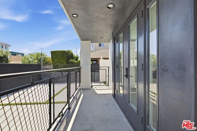 Building Photo - 11611 Burbank Blvd
