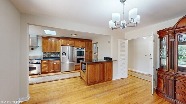 Building Photo - 4030 W North Shore Ave