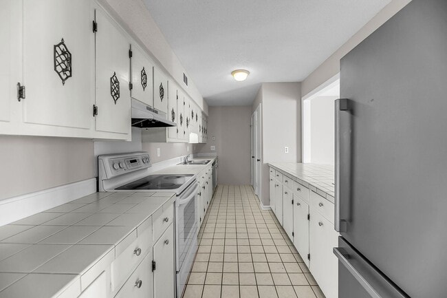Building Photo - **MOVE IN SPECIAL!**2 Bedroom, 2.5 Bath Ho...
