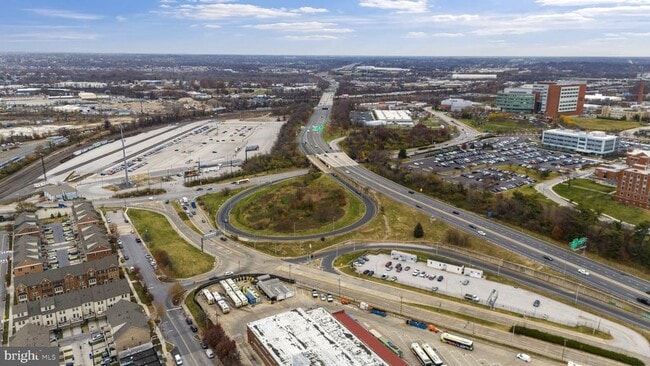 Building Photo - 328 S Macon St.