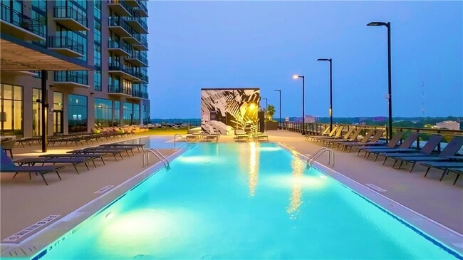 Building Photo - 811 Peachtree St NE