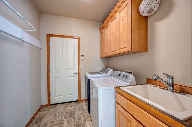 Building Photo - 4 bed 3 bath plus bonus room in Bothell