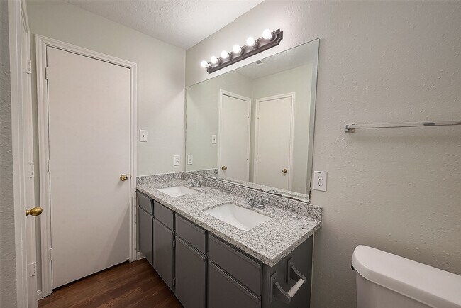 Building Photo - 17523 Coventry Oaks Dr