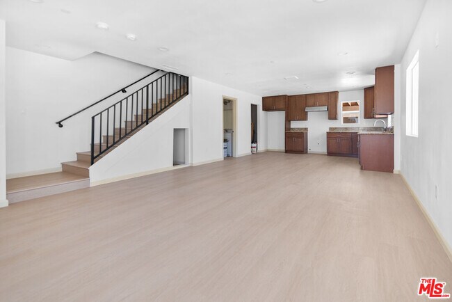 Building Photo - 1118 W 110th St