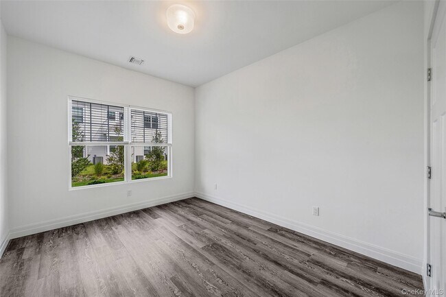 Building Photo - 725 Eastview Dr