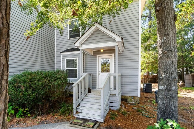 Building Photo - End unit of a Triplex within walking dista...