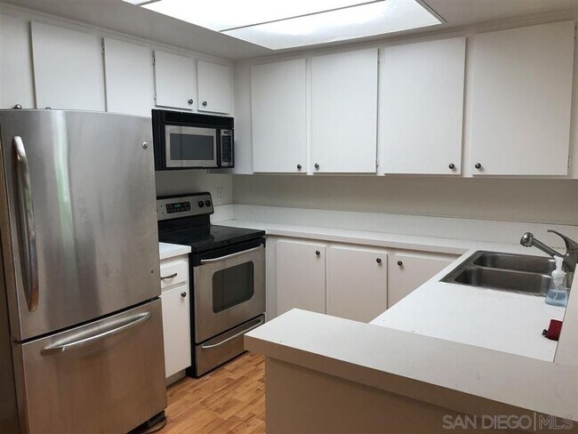 Building Photo - 2 Bed, 1 Bath Upstairs Condo with Private ...