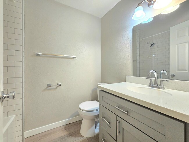 Building Photo - 2 Bedroom Unit Available Now in Gold Bar -...